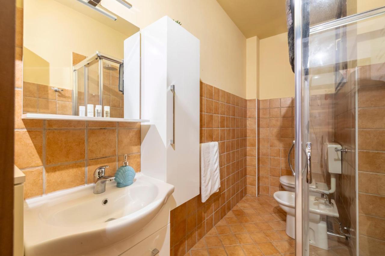 Leonardo Academy In 5' - Parcheggio Gratis - Laghi & Wi-Fi Lägenhet Sesto Calende Exteriör bild